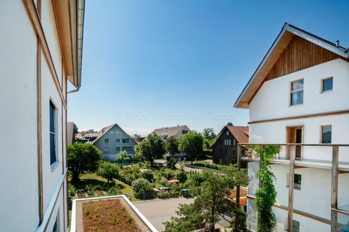 Blick vom Balkon auf Wohngebäude und Gartenanlage