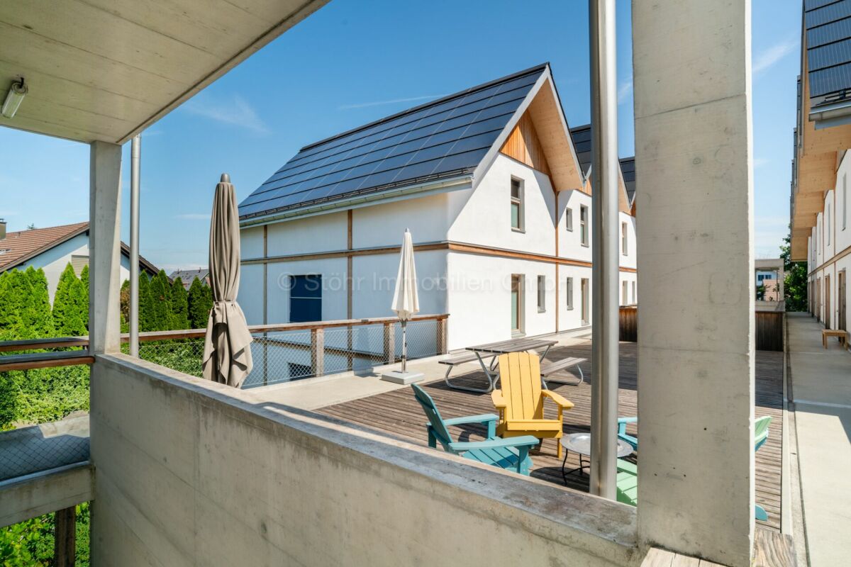 Moderne Dachterrasse mit Neubau-Bebauung
