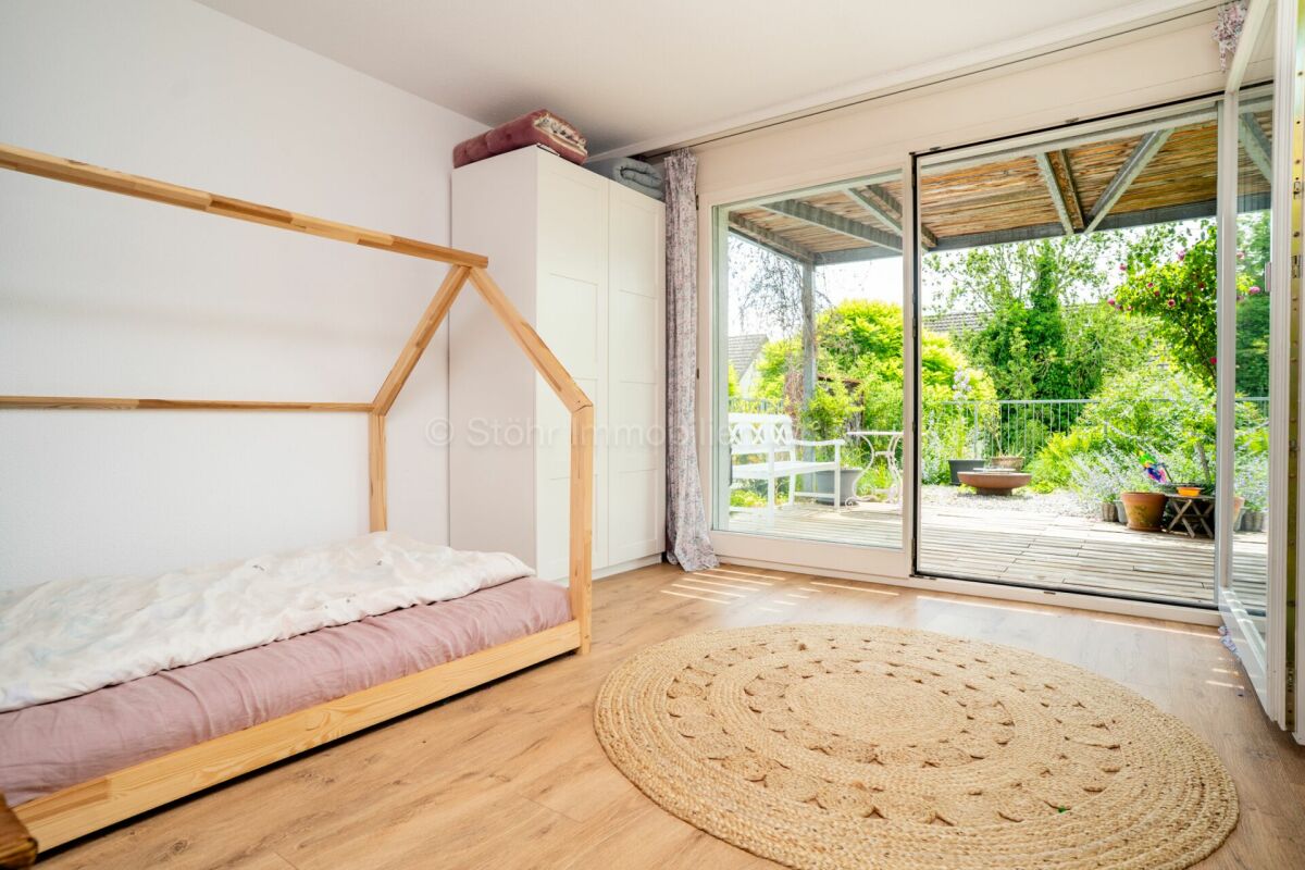 Helles Schlafzimmer mit Zugang zur Terrasse
