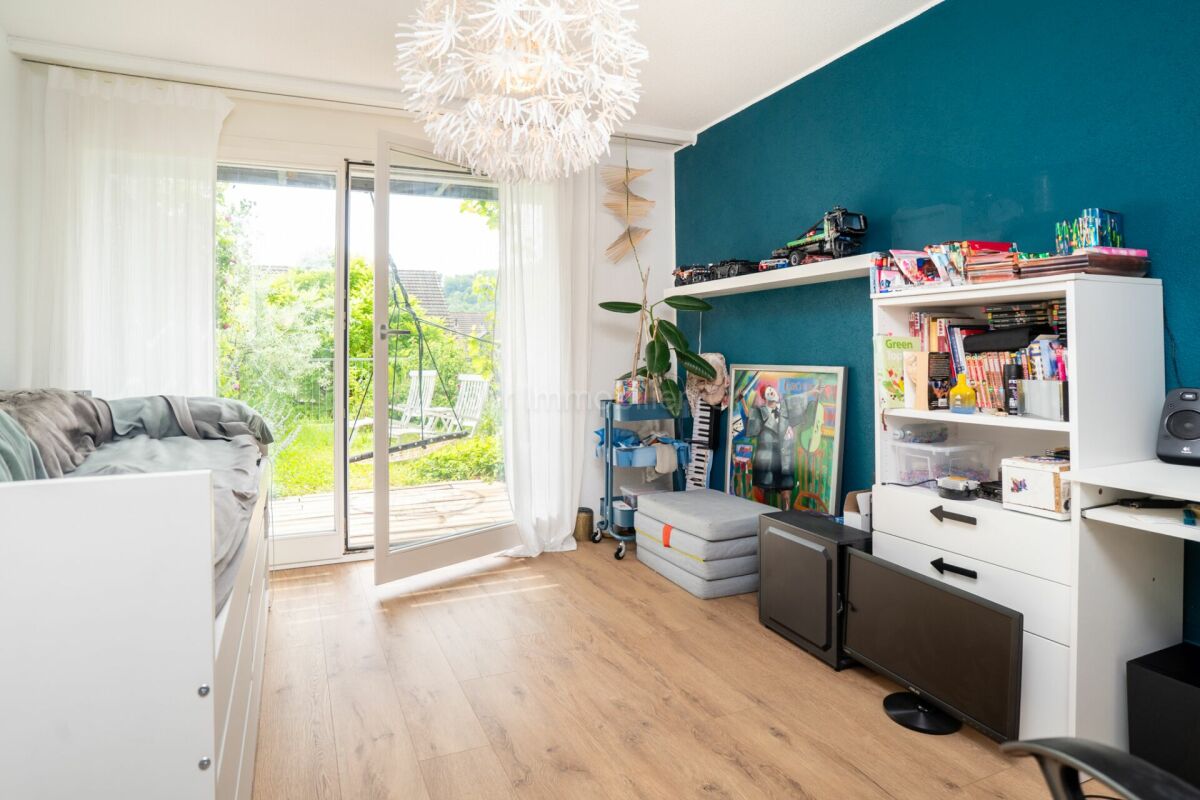 Helles Kinderzimmer mit Balkonzugang