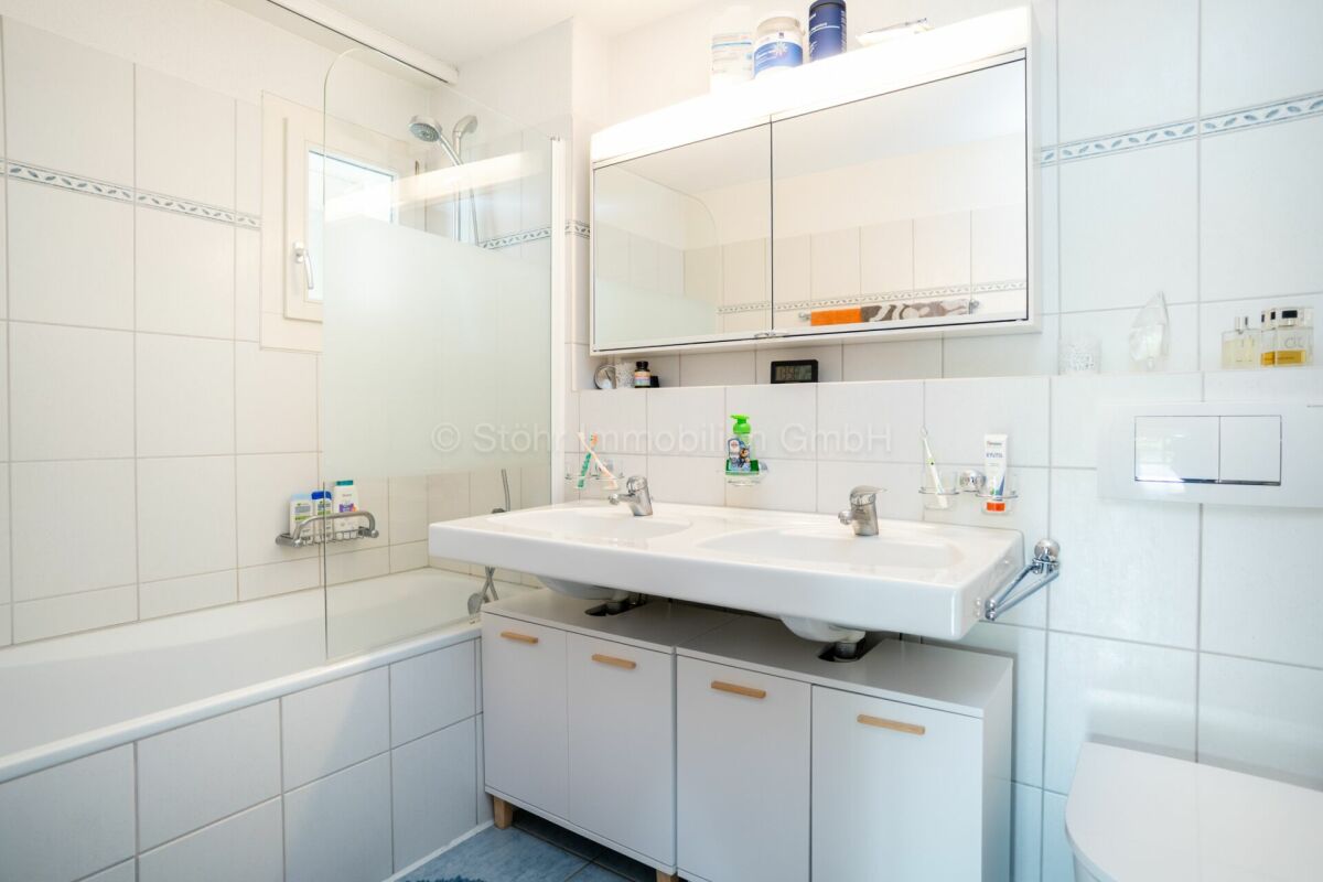 Helles Badezimmer mit Badewanne und Doppelwaschtisch