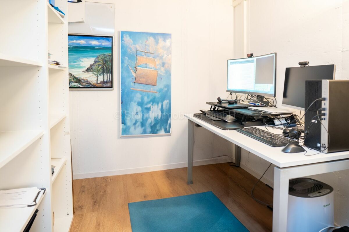 Kleines Arbeitszimmer mit Computerausstattung