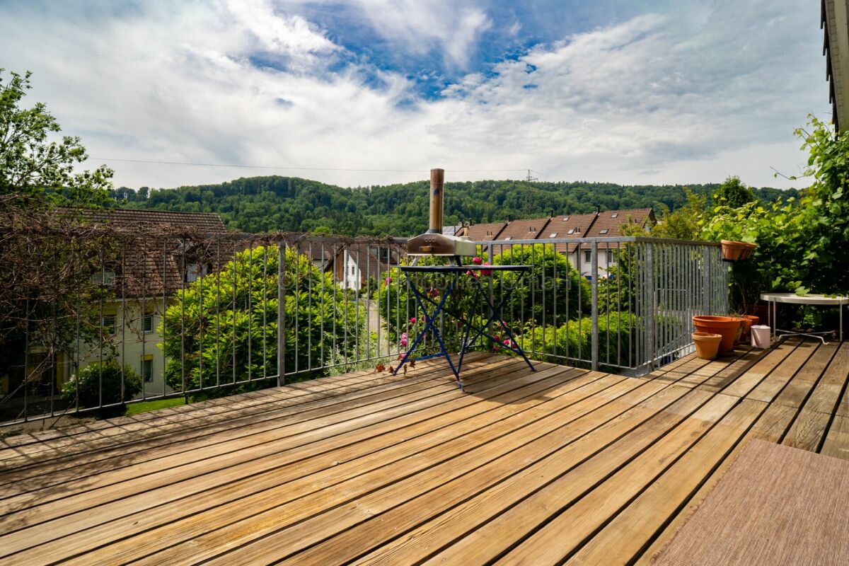 Terrasse mit Holzdeck und Bergblick