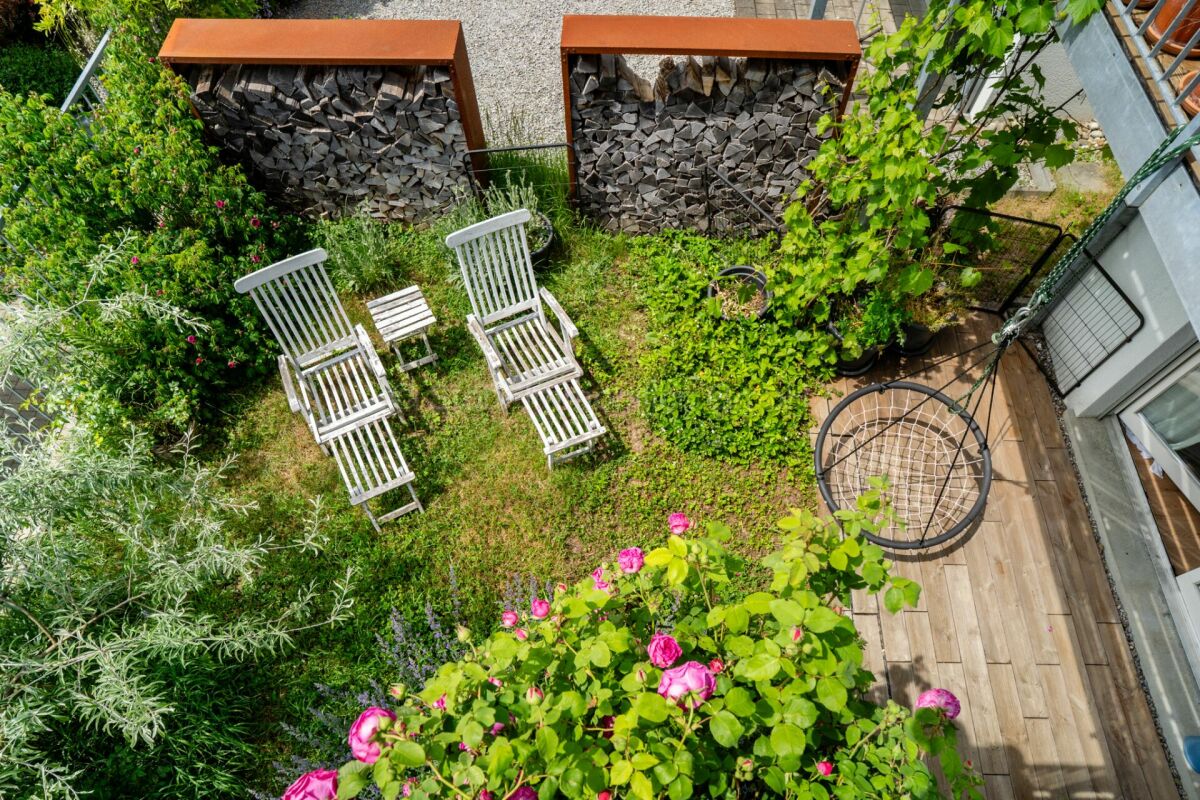 Garten mit Sitzbereich
