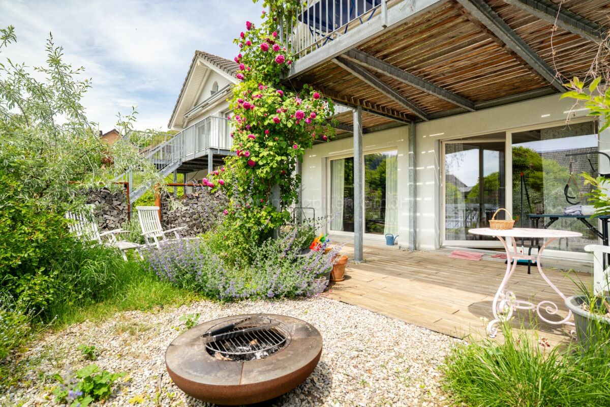 Terrasse mit Garten und Feuerstelle