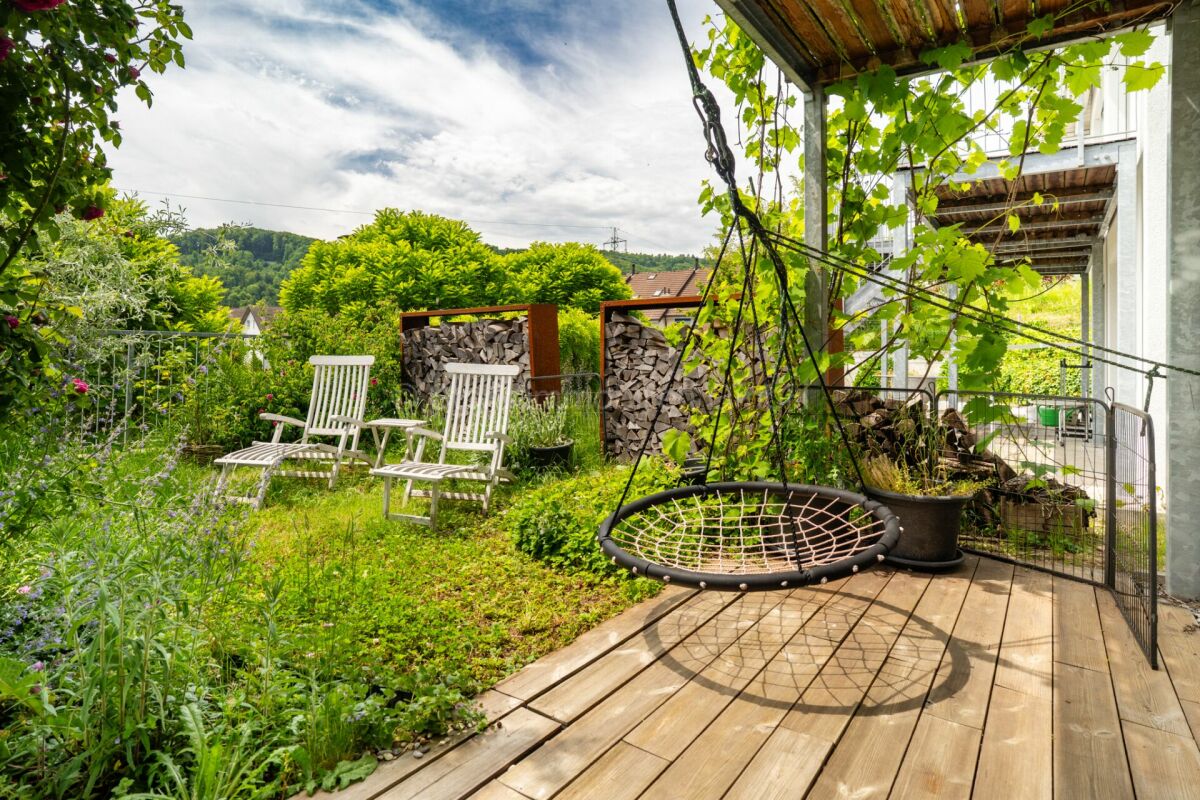 Garten mit Terrasse und Sitzbereich