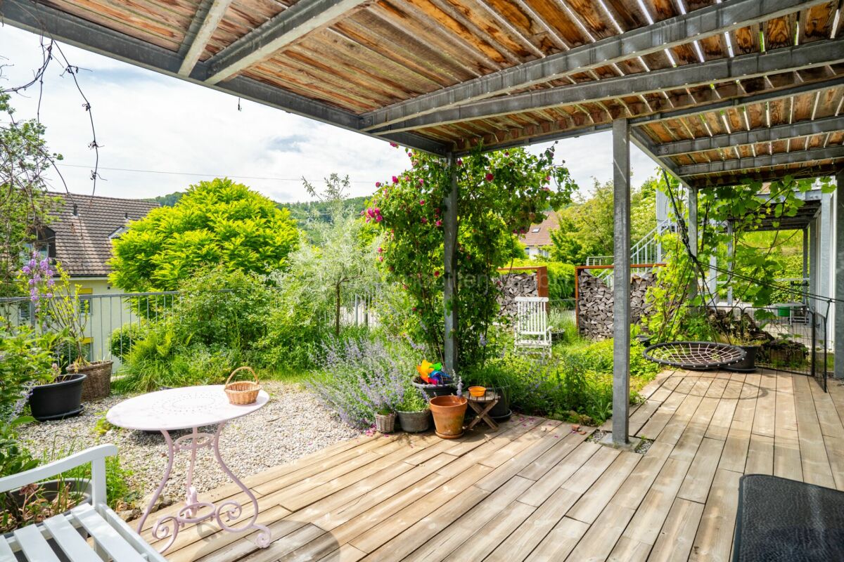 Überdachte Terrasse mit Gartenblick