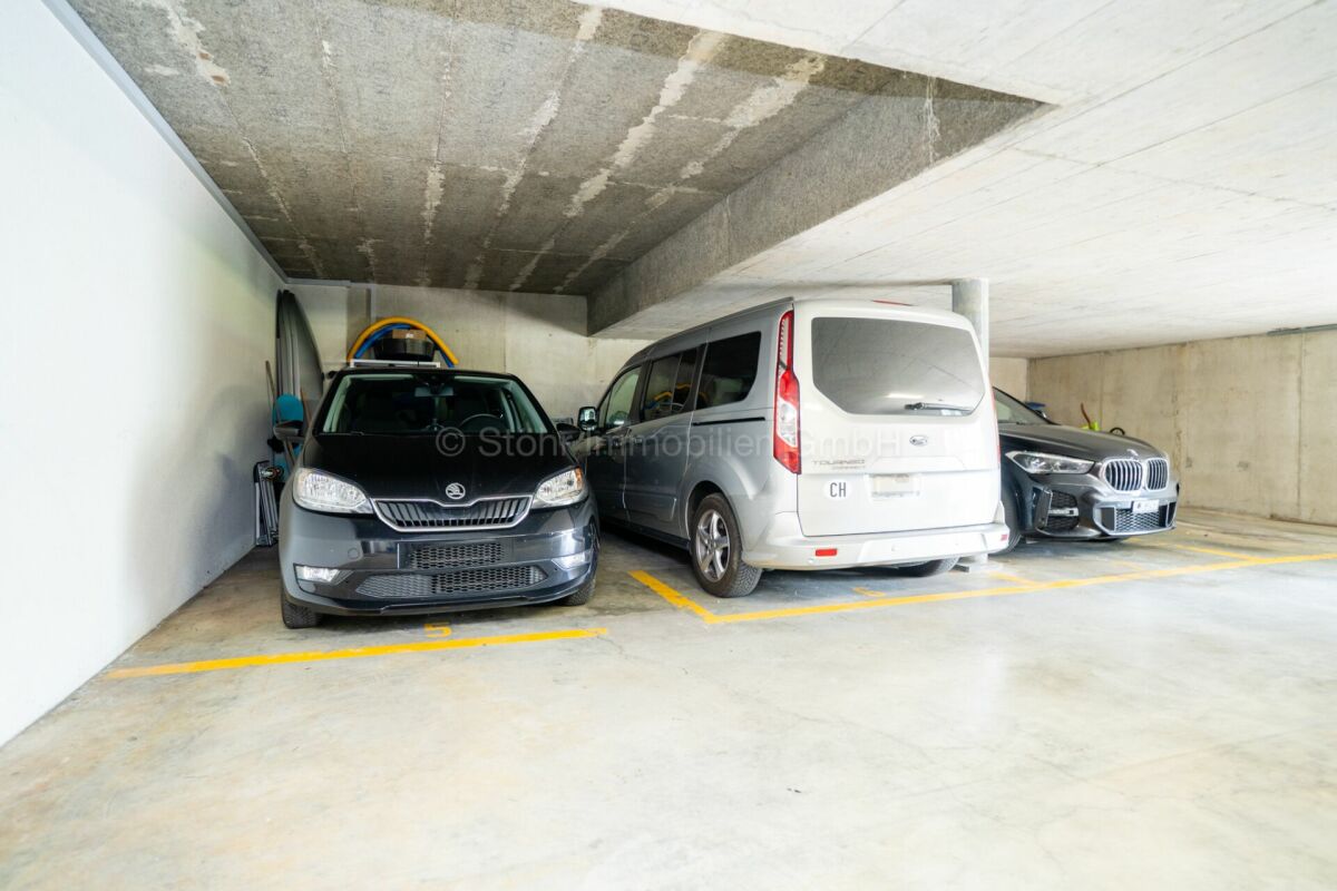 Tiefgarage mit drei geparkten Fahrzeugen