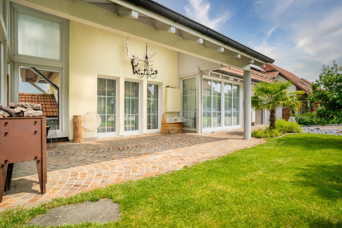 Überdachte Terrasse mit Gartenblick