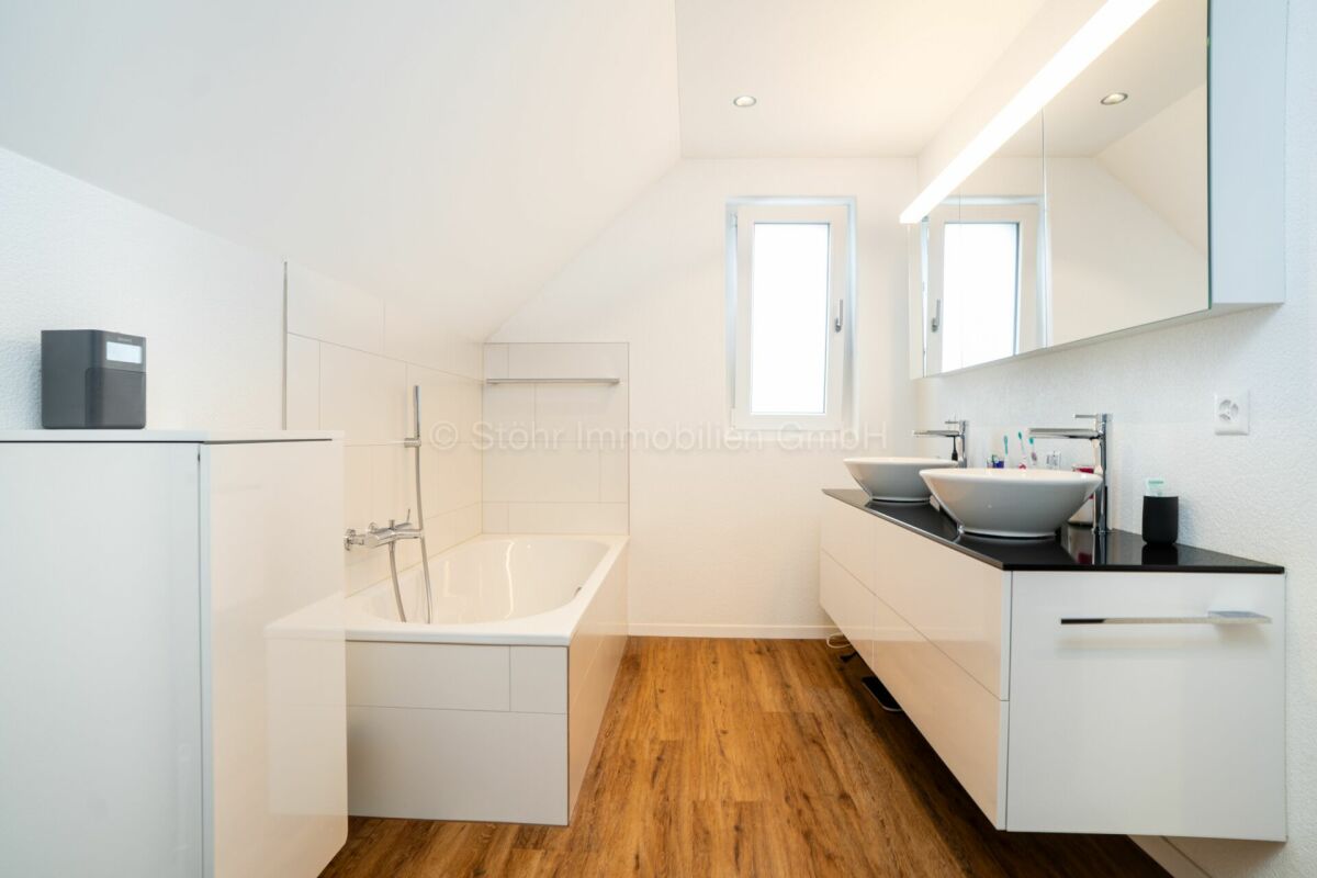Modernes Badezimmer mit Doppelwaschtisch und Badewanne