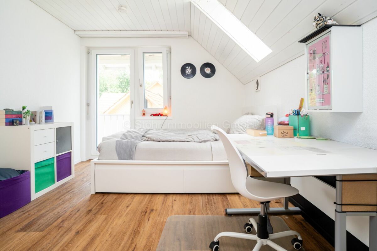 Helles Dachgeschoss-Schlafzimmer mit Arbeitsbereich