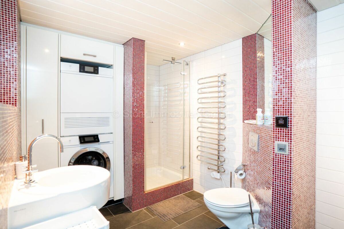 Modernes Badezimmer mit Dusche und eingebautem Waschturm