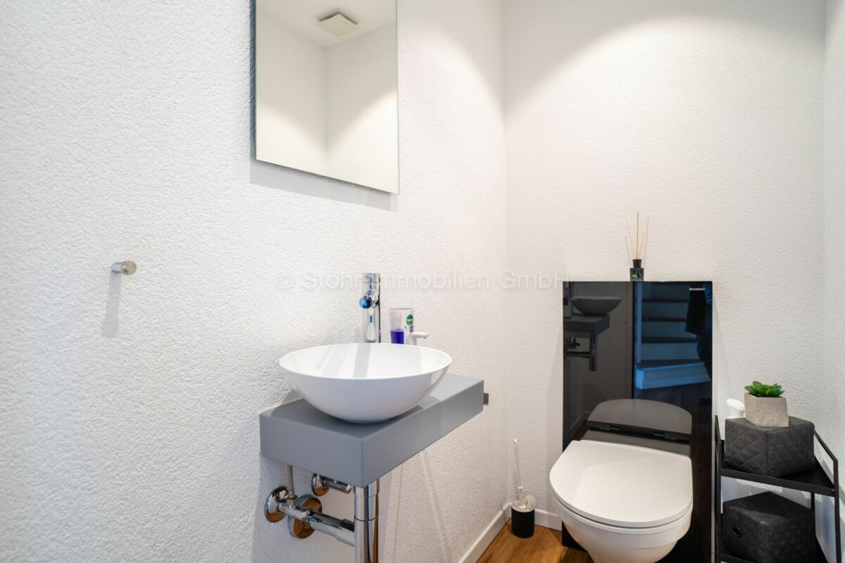 Modernes Gäste-WC mit Aufsatzwaschbecken