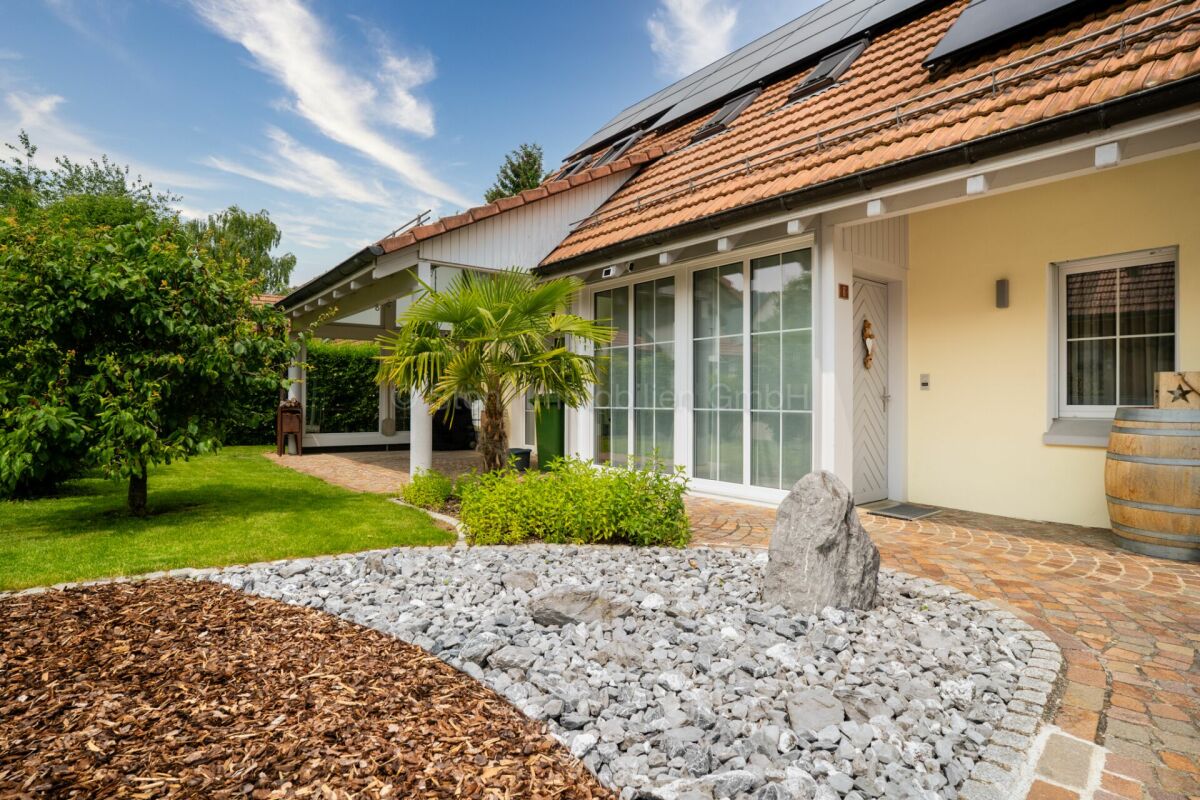 Einfamilienhaus mit Garten und Terrassenbereich