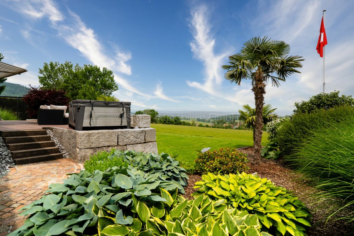 Gepflegte Gartenanlage mit Blick ins Tal