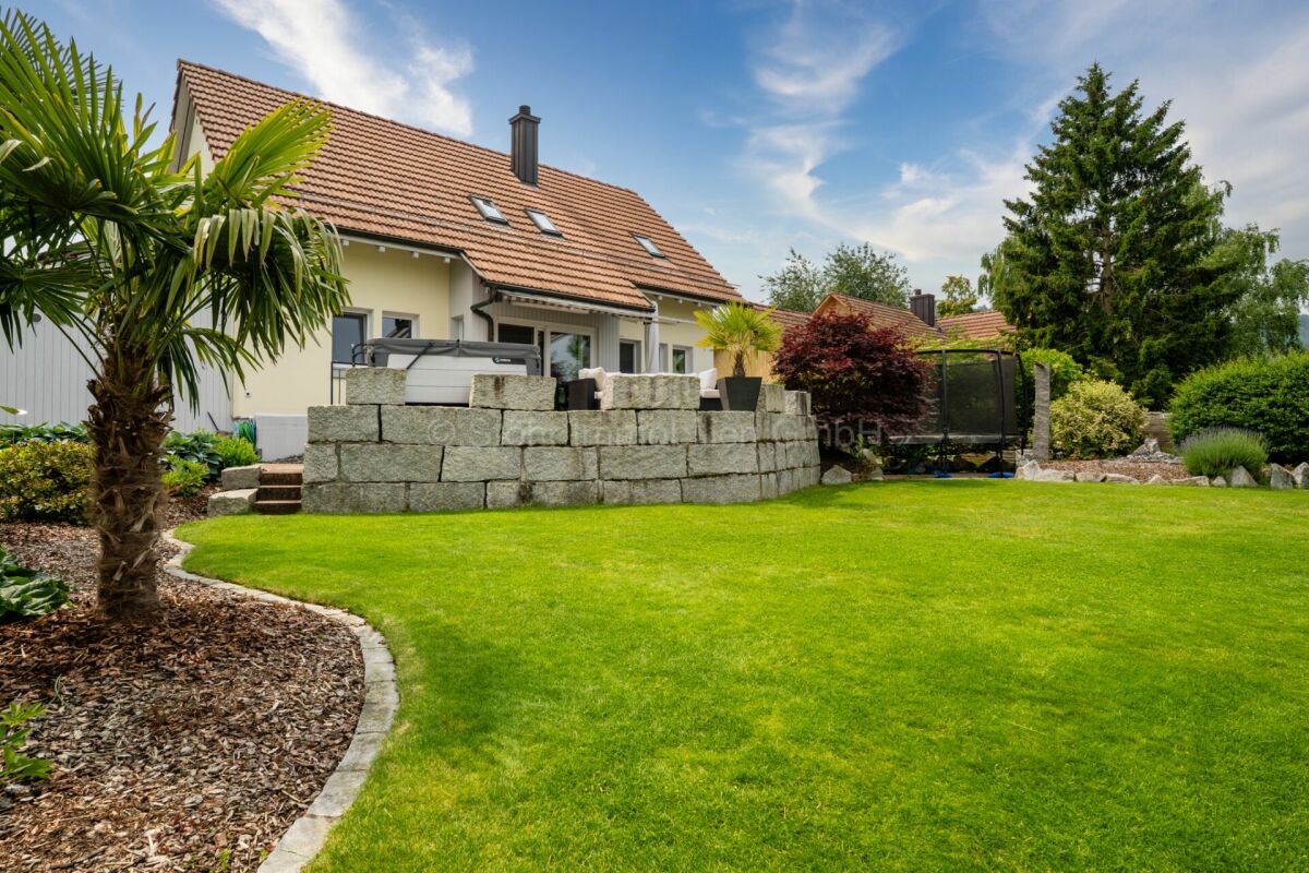 Gartenansicht eines Hauses mit Terrasse