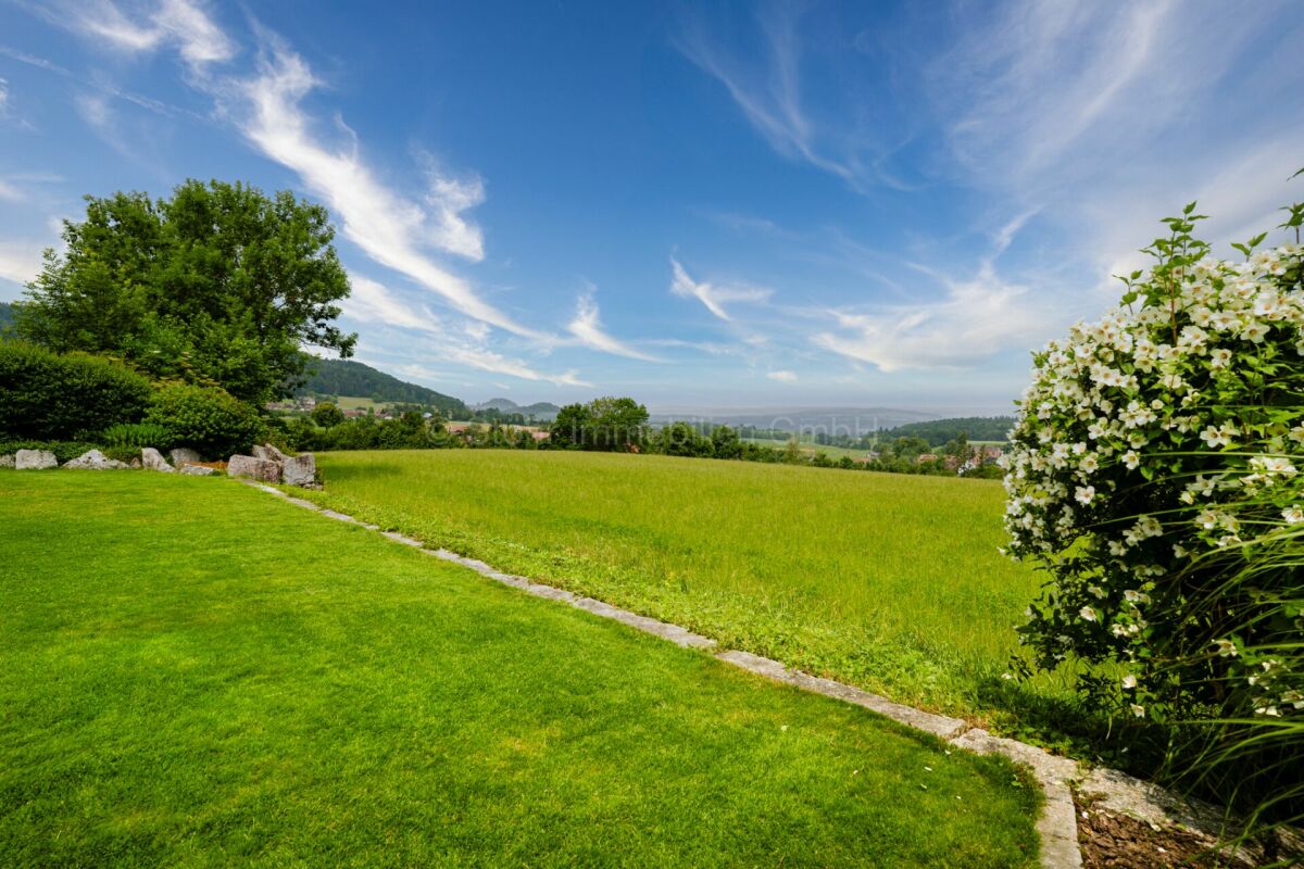 Weitläufiger Garten mit Panoramablick