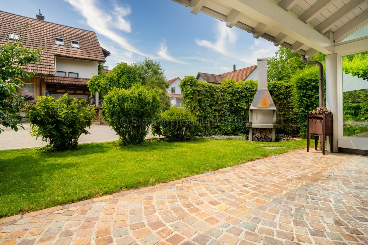 Garten mit Terrasse und gemauertem Grill