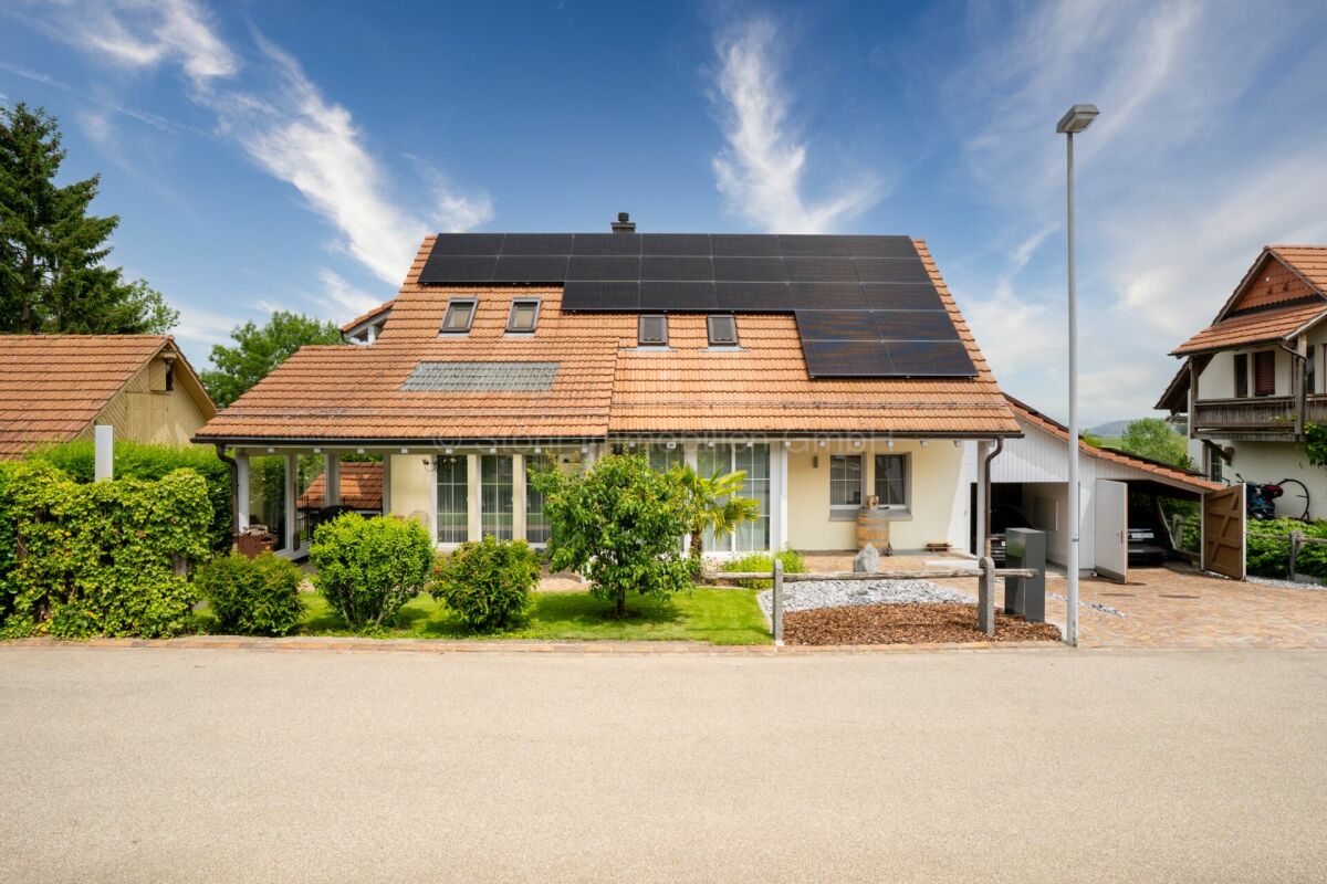 Einfamilienhaus mit Solaranlage und Vorgarten