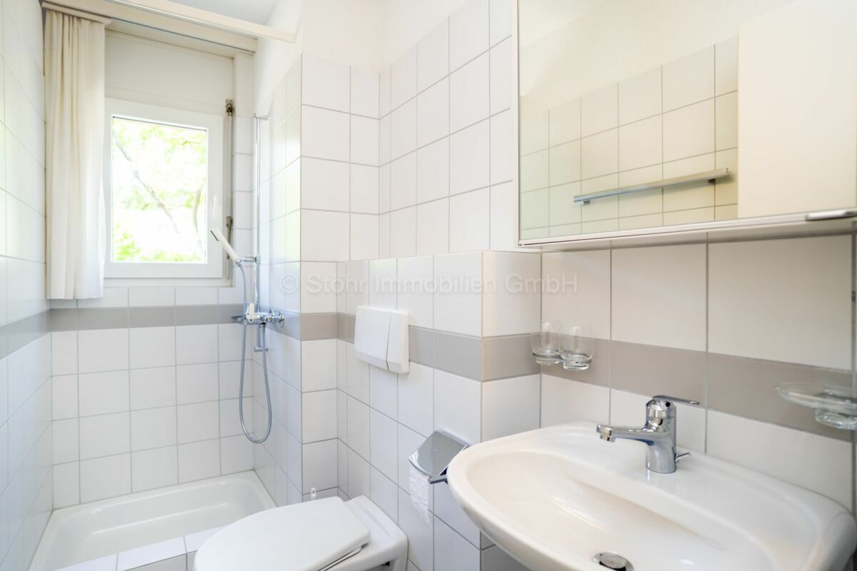 Helles, modernes Badezimmer mit Badewanne und Waschtisch