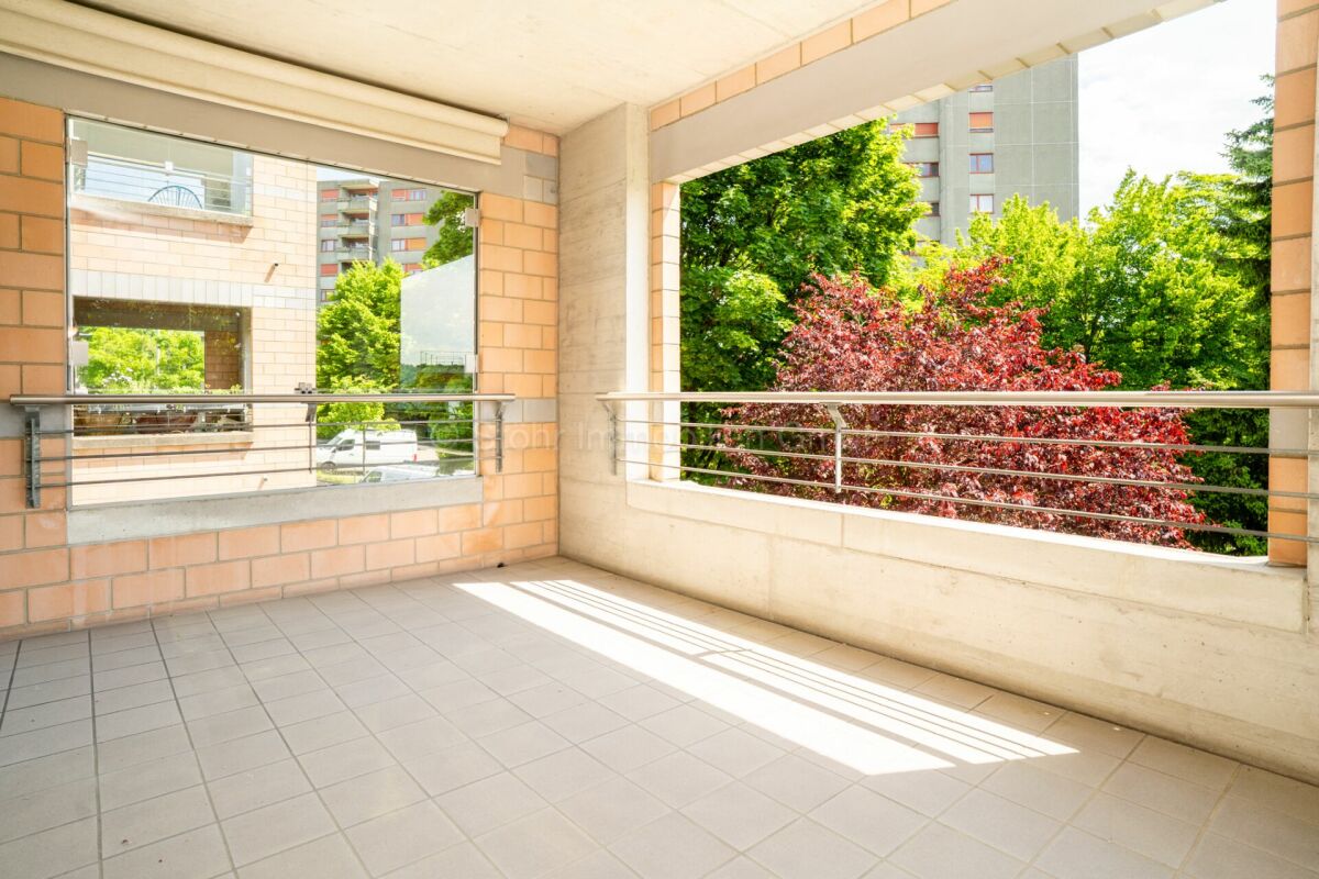 Überdachter Balkon mit Ausblick ins Grüne