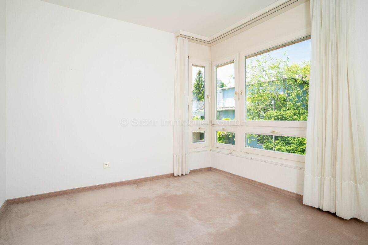 Heller leerer Raum mit großem Eckfenster