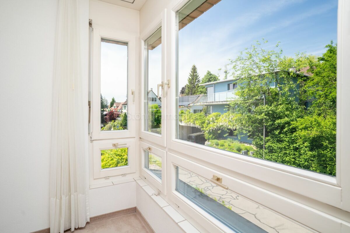 Heller Fensterbereich mit Grünblick