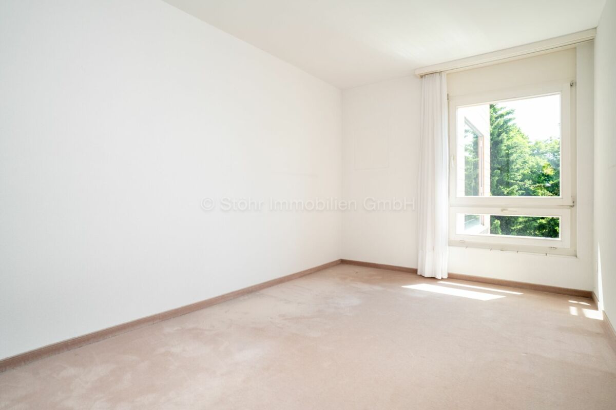 Helles, leeres Zimmer mit großem Fenster