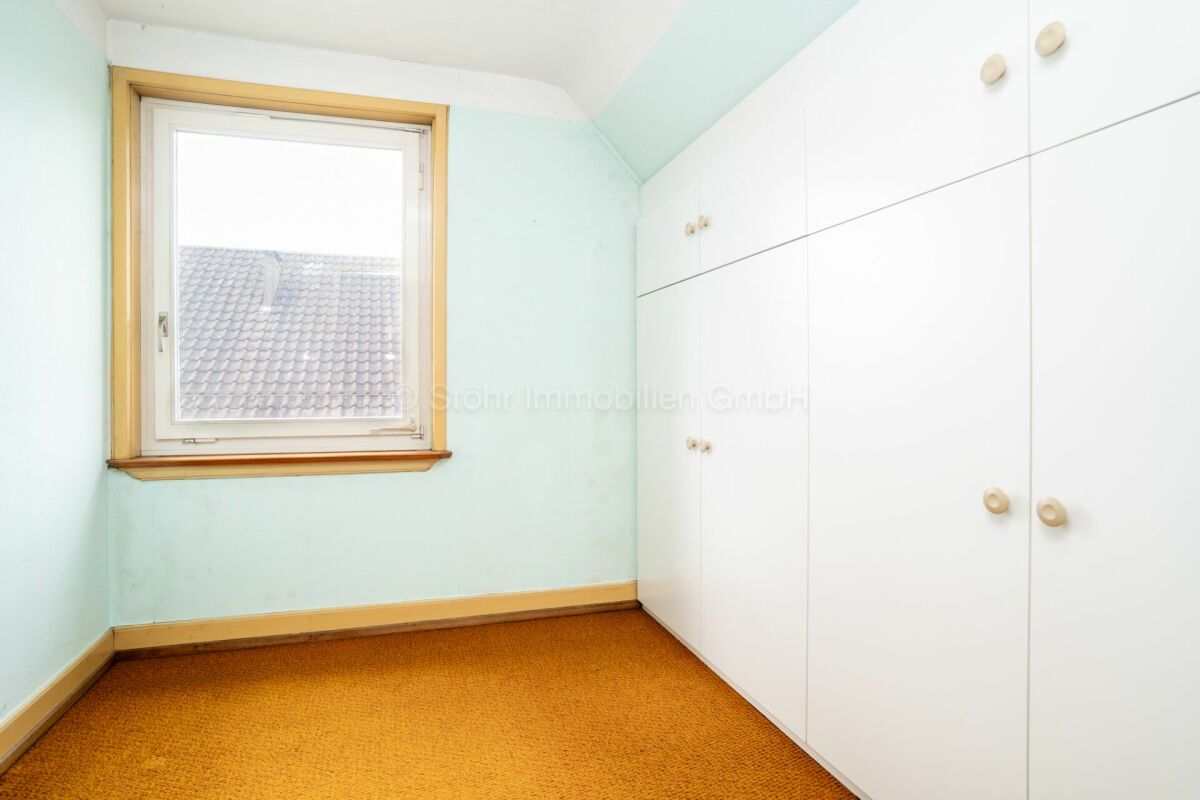 Helles kleines Zimmer mit Einbauschrank und Fenster