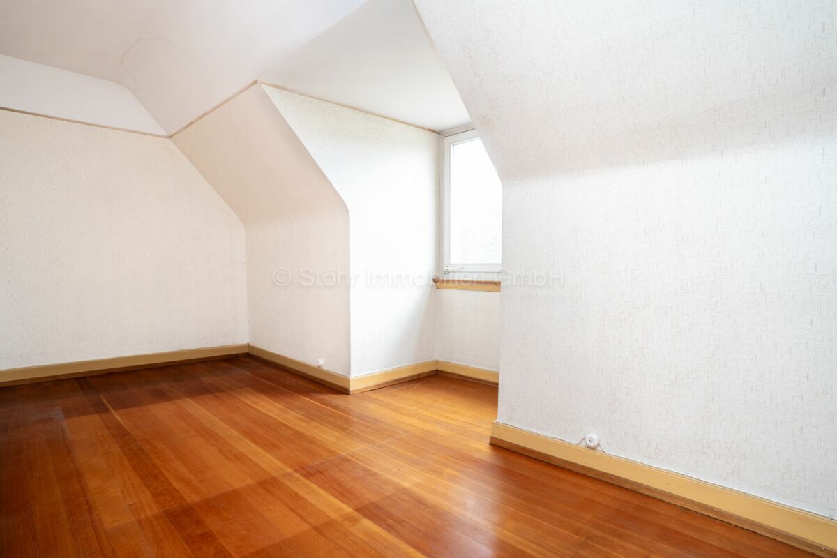 Leerer Dachraum mit Holzfußboden