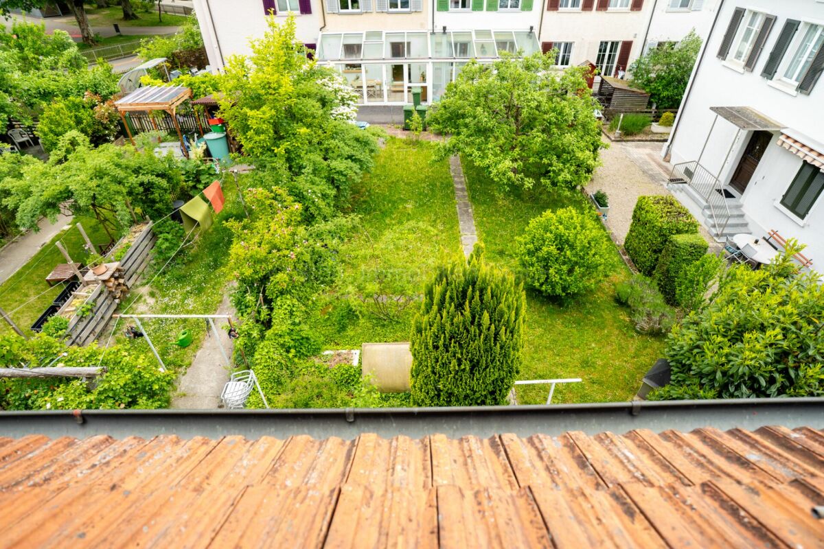 Grüner Innenhof mit Wohngebäuden