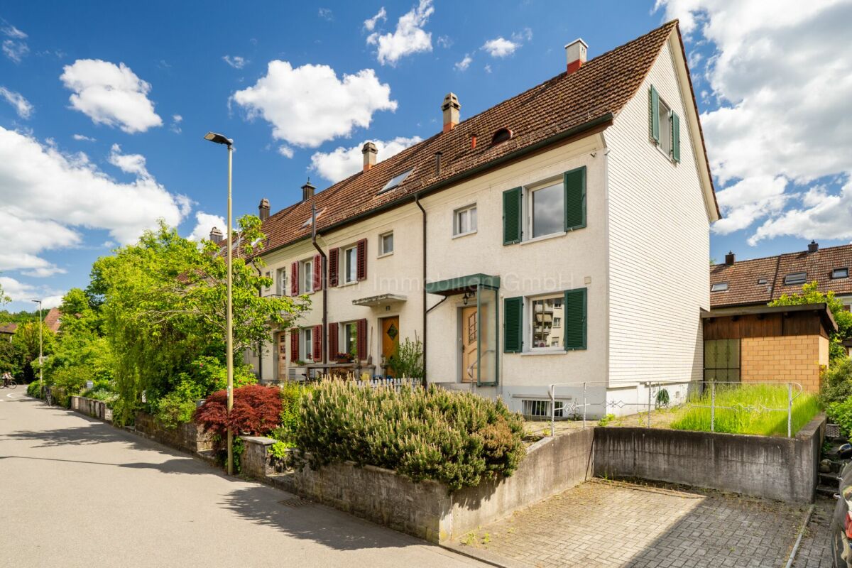 Reihenhaus mit Satteldach und Vorgarten