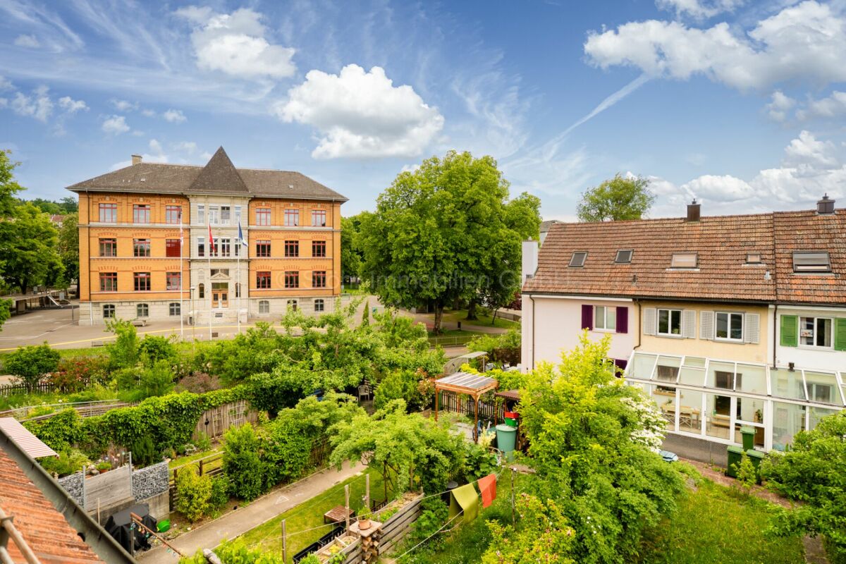 Blick über Garten und Nachbargebäude