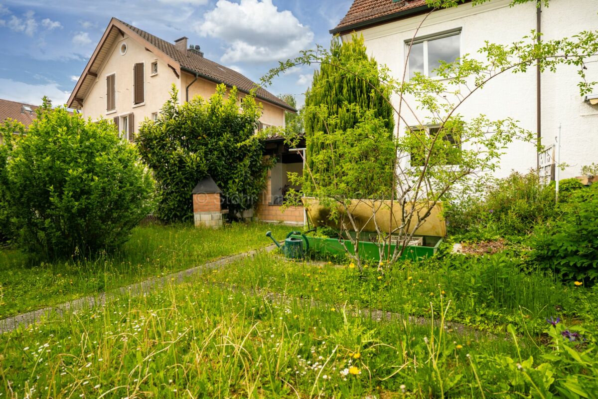 Garten mit Wohnhäusern