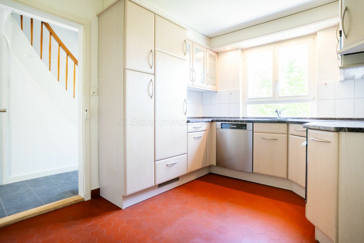 Helle Küche mit Blick in den Flur