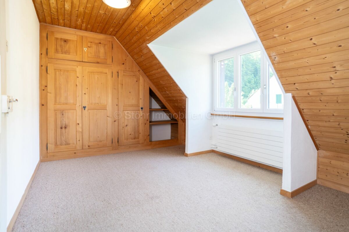 Dachzimmer mit Einbauschränken