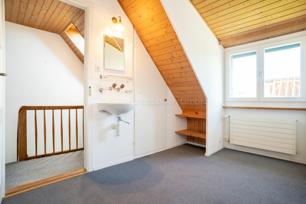 Helles Dachgeschosszimmer mit Holzdecke