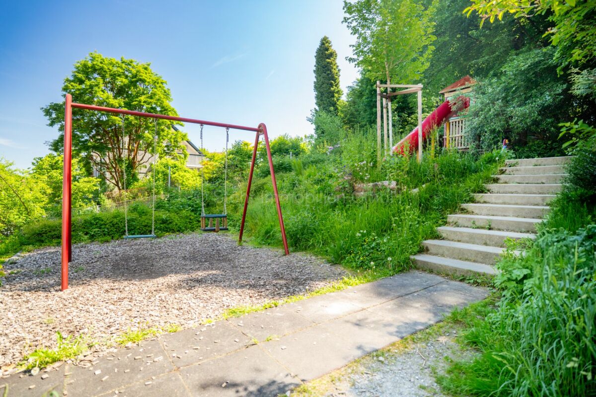 Garten mit Spielplatz und Treppe