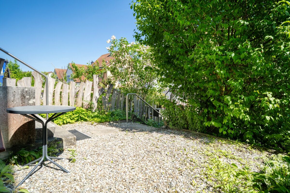 Gartenbereich mit Kiesfläche und Bepflanzung