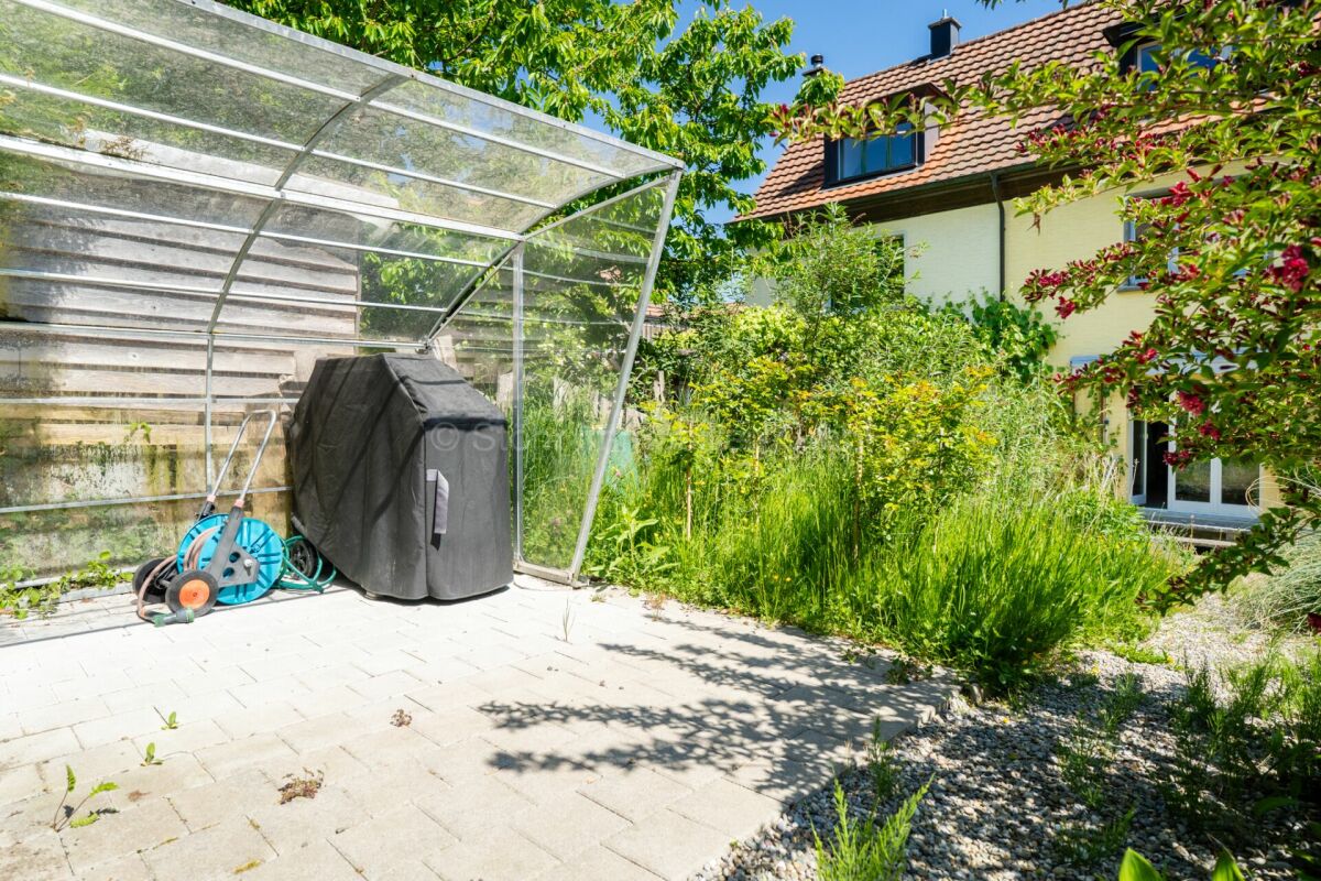 Garten mit Terrassenfläche und Carport