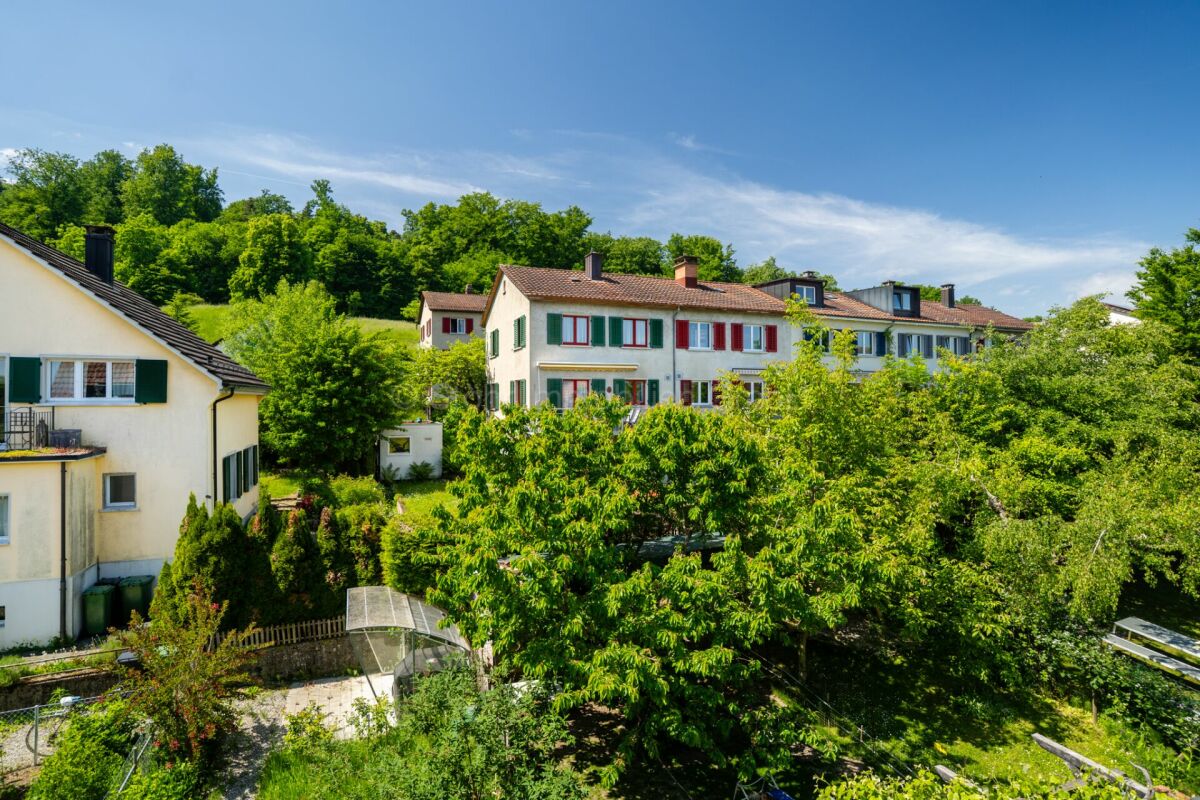 Wohnhäuser in grüner Umgebung