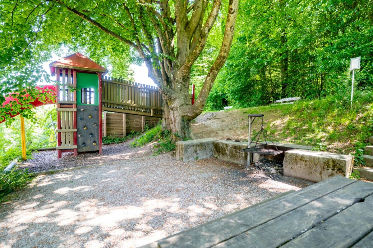 Spielplatz im Grünen mit Kletterturm und Grillplatz
