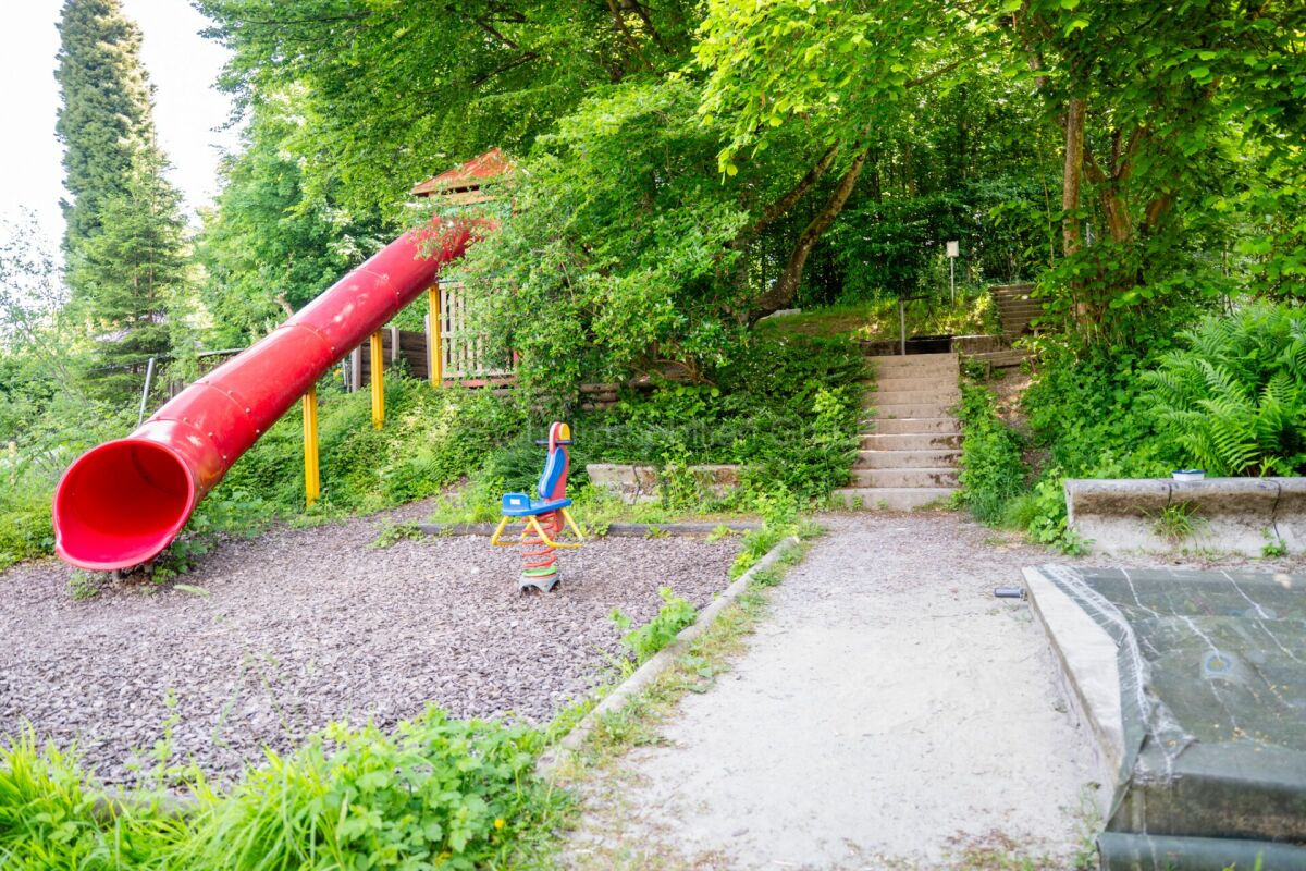 Spielplatz im Grünen mit Rutsche