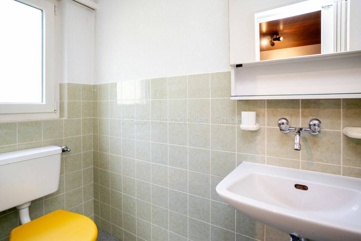 Gäste-WC mit Waschbecken und WC