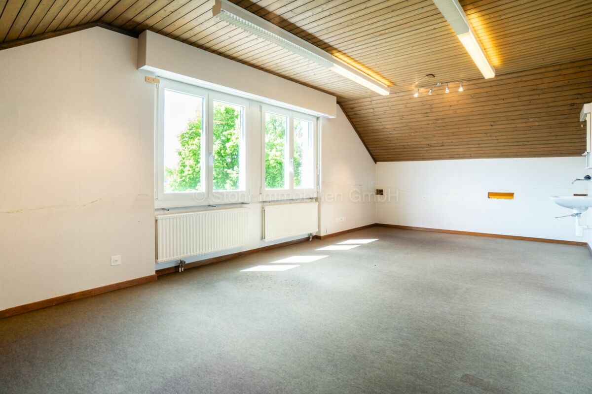 Großer Dachraum mit Holzdecke
