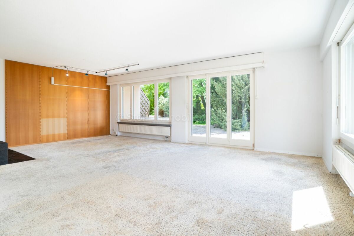 Helles Wohnzimmer mit großen Fensterfronten