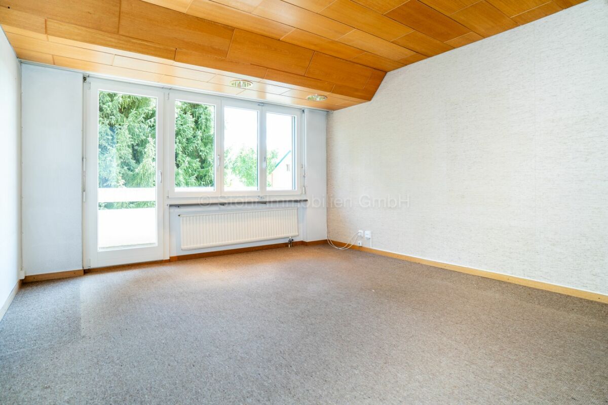 Heller leerer Raum mit Balkon- oder Terrassentür