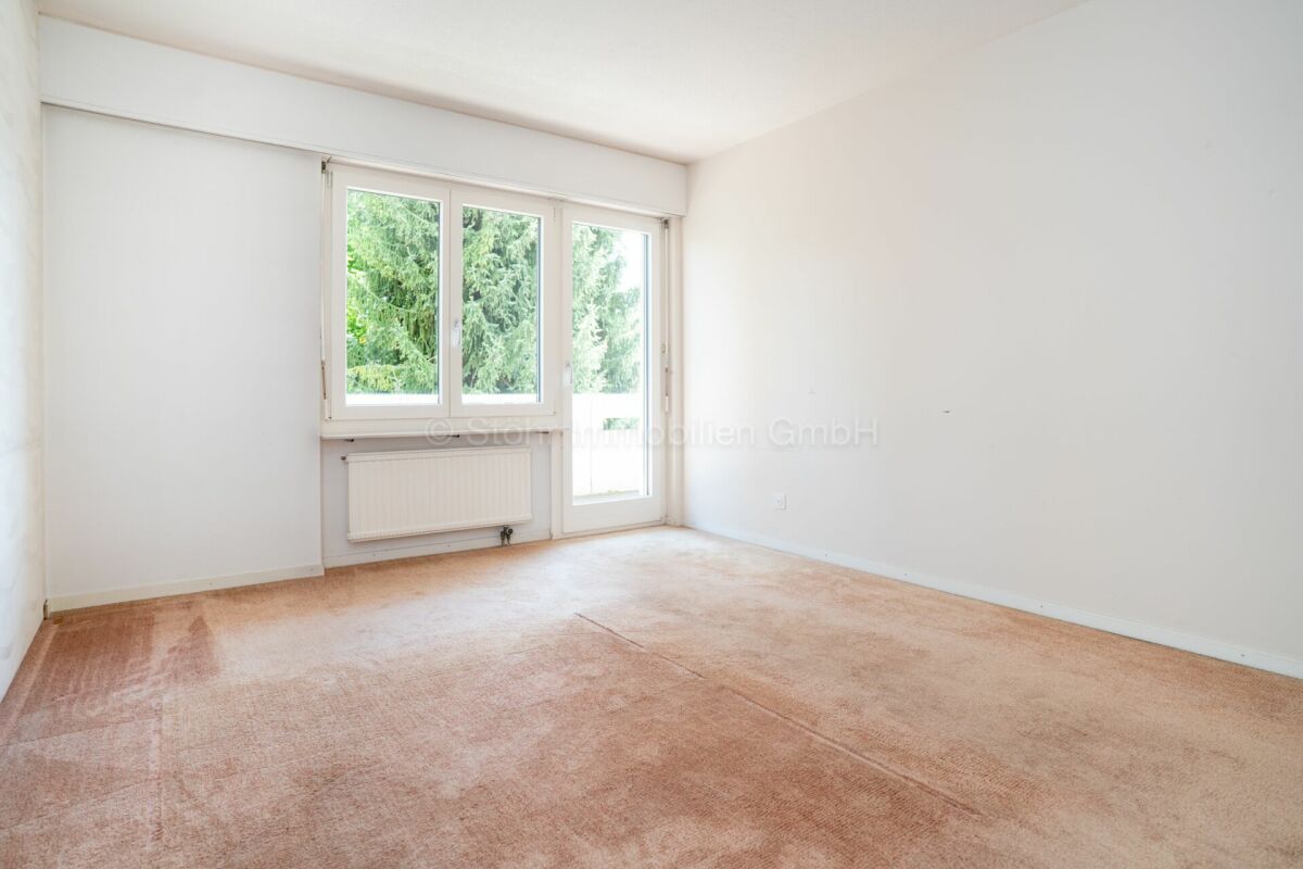 Heller leerer Raum mit Balkon- oder Terrassentür