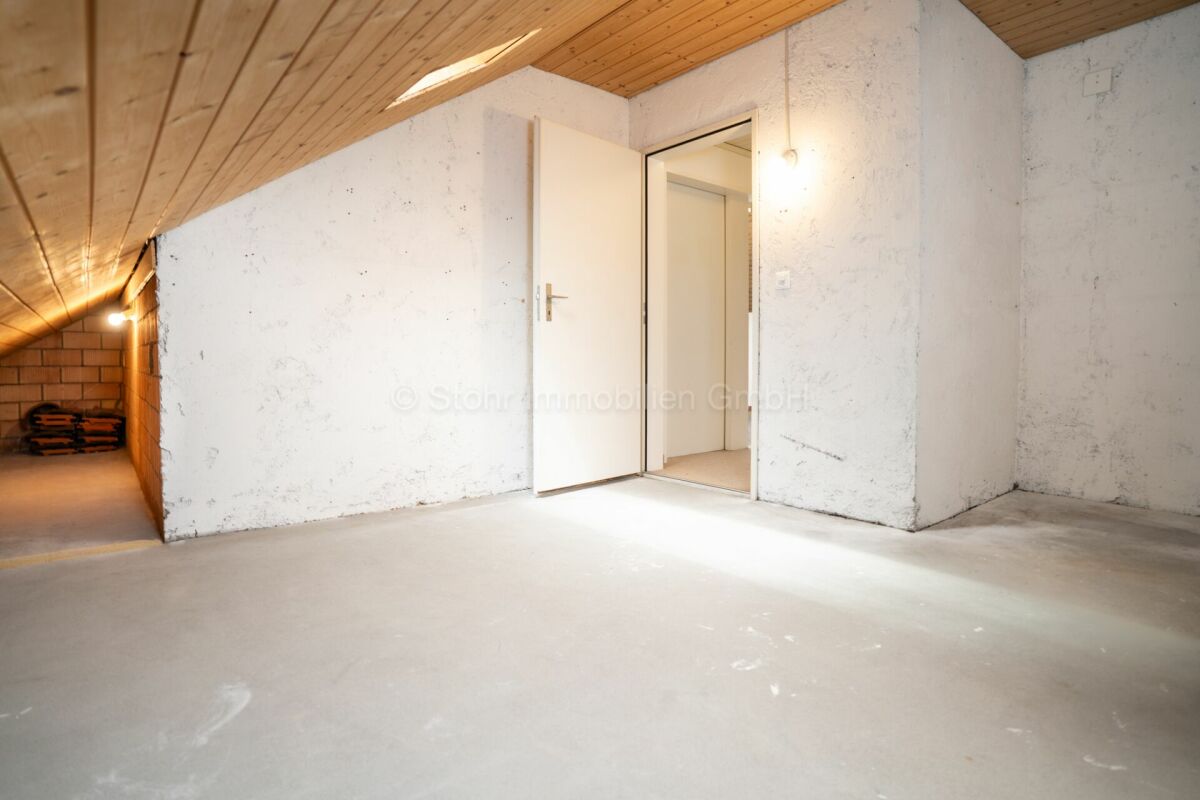 Ausgebauter Dachbodenraum mit offener Tür
