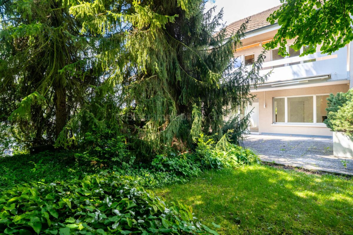 Haus mit Garten und Balkon
